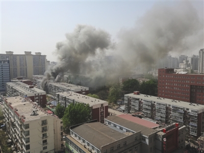 昨日,北京海淀區紅聯南村小區施工工地挖斷燃氣管道,造成爆炸引發居民樓火災,致1死2傷,發生爆炸起火現場濃煙滾滾。CICPHOTO/總匯 攝