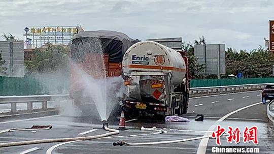 圖為處置現(xiàn)場(chǎng)。王蕾 攝 尹海明 攝