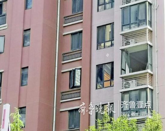 該住戶家的窗戶多處破損。 齊魯晚報·齊魯壹點記者 時培磊 攝