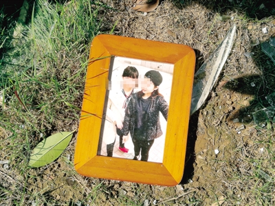 爆炸發生后,散落在外的物品